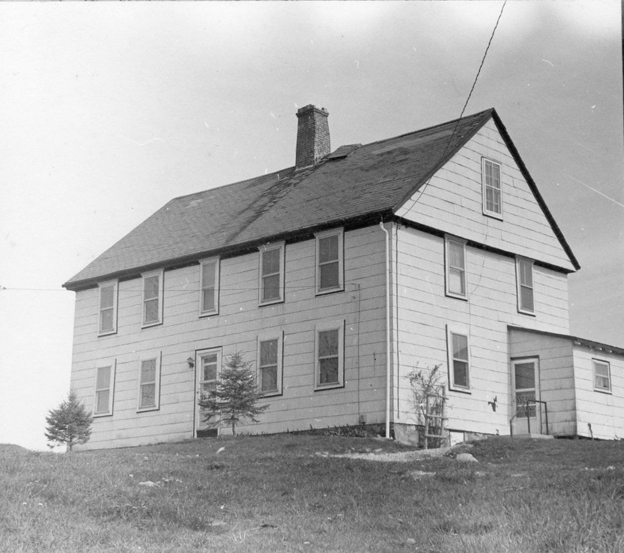 The Tripp House in its original location on Drift Road, Westport, MA
